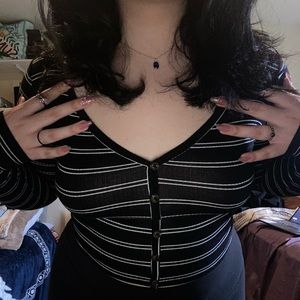 SOLD Striped Long Sleeve Crop Top 🖤🤍